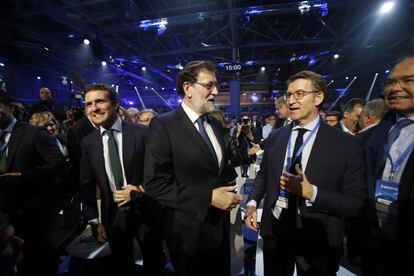Pablo Casado, Mariano Rajoy y Alberto Núñez Feijóo, al inicio de la convención nacional del PP.