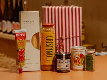 Una de las cajas de navidad con productos de la tienda Súper by Dot.