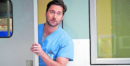 Ryan Eggold interpreta a Max Goodwin en New Amsterdam.