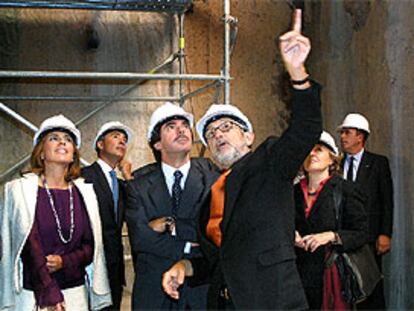 José María Aznar y Ana Botella con el arquitecto Óscar Tusquets en el Palau de la Música de Barcelona.