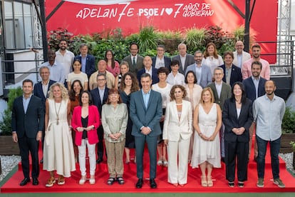 Pedro Sánchez, con los miembros de la dirección del PSOE tras su última remodelación.