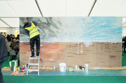 Fitur quiere rendir un tributo a las zonas afectadas y a las víctimas de la dana, que azotó sobre todo Valencia en octubre de 2024. Y lo hace a través del mural ‘Invencibles’, que está siendo creado por el artista Imanol Cilla Intxaurraga durante los cinco días de feria.