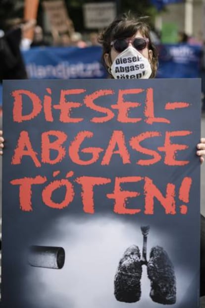 Una manifestante protesta contra el diesel