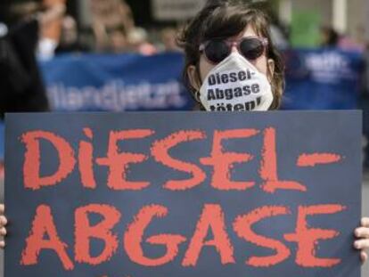 Una manifestante protesta contra el diesel 