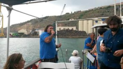 Juan Carlos Marín guía la visita por el puerto con motivo de la exposición Allan Sekula.
