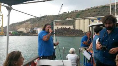 Juan Carlos Marín guía la visita por el puerto con motivo de la exposición Allan Sekula.