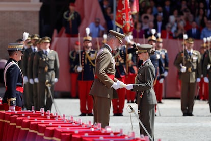 Leonor de Borbón, recibe el diploma de manos de su padre, el rey Felipe, este miércoles en Zaragoza. 
