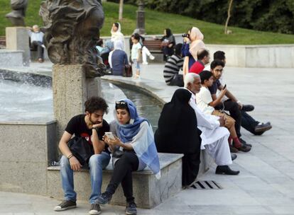 Varias personas en el parque Mellat de Teher&aacute;n, Ir&aacute;n, el 12 de agosto.
 