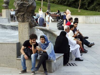 Varias personas en el parque Mellat de Teher&aacute;n, Ir&aacute;n, el 12 de agosto.
 