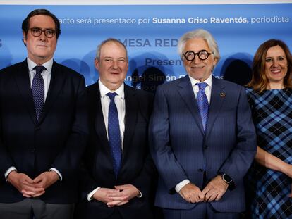 El presidente de CEOE, Antonio Garamendi; el ministro de Industria y Turismo, Jordi Hereu y el presidente de Foment del Treball, Josep Sánchez Llibre, antes del acto organizado por Sociedad Barcelonesa de Estudios Económicos y Sociales en Madrid