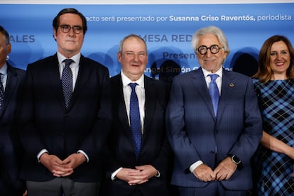 El presidente de CEOE, Antonio Garamendi; el ministro de Industria y Turismo, Jordi Hereu y el presidente de Foment del Treball, Josep Sánchez Llibre, antes del acto organizado por Sociedad Barcelonesa de Estudios Económicos y Sociales en Madrid