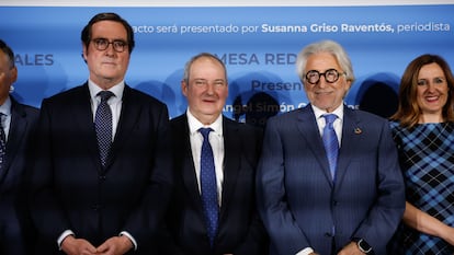 El presidente de CEOE, Antonio Garamendi; el ministro de Industria y Turismo, Jordi Hereu y el presidente de Foment del Treball, Josep Sánchez Llibre, antes del acto organizado por Sociedad Barcelonesa de Estudios Económicos y Sociales en Madrid