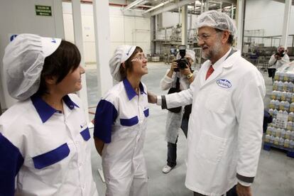 Rajoy, durante su visita a la central lechera.