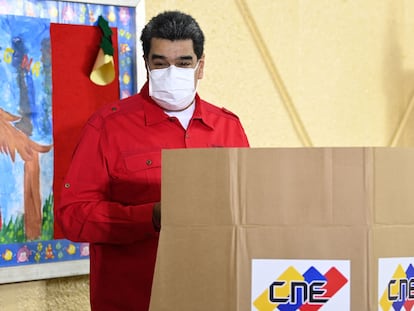 El presidente venezolano, Nicolás Maduro, durante la votación.