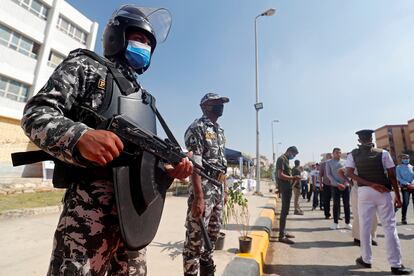 Fuerzas de seguridad egipcias vigilando el desarrollo de las elecciones al Senado, el pasado 12 de agosto, en El Cairo.