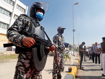 Fuerzas de seguridad egipcias vigilando el desarrollo de las elecciones al Senado, el pasado 12 de agosto, en El Cairo.