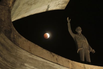 Eclipse lunar visto desde el 'Memorial JK' en Brasilia (Brasil).