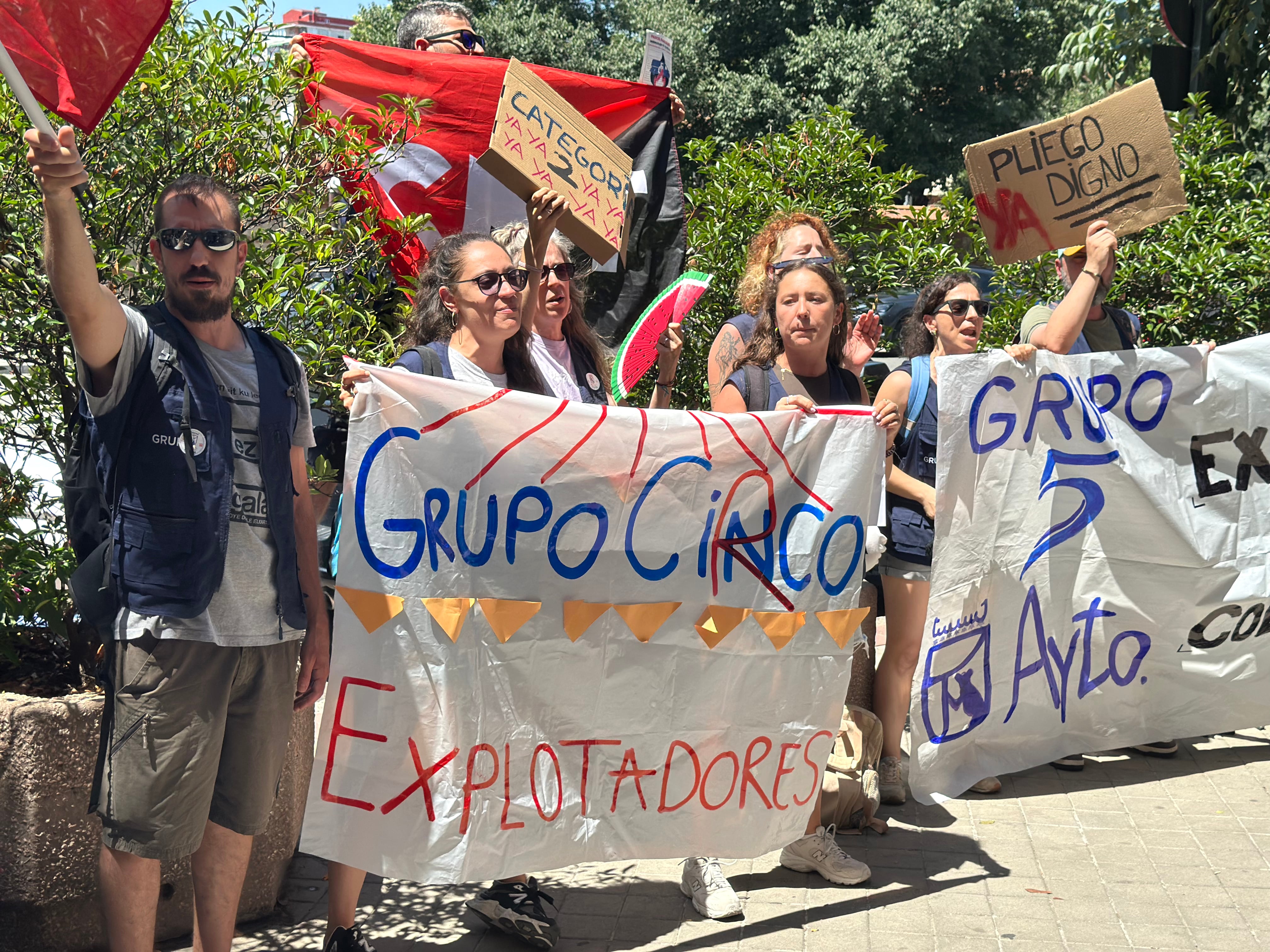 Varios trabajadores levantan pancartas a las puertas del Área de Políticas Sociales del Consistorio.