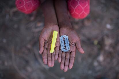 La niña inmigrante rohingya Halima Khatun, de 6 años, que llegó a Bangladesh en octubre, muestra un silbato y una cuchilla de afeitar que usa como juguetes en el campo de refugiados de Shamlapur en Cox’s Bazar.