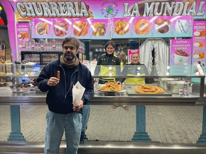 Olivier Schrauwen, cumpliendo con el ritual fallero de comerse unos churros a su paso por Valencia. / Cortesía de la editorial