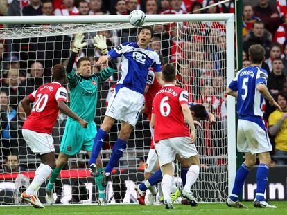 Zigic remata ante la indecisión de Szczesny para lograr el primer tanto del partido.
