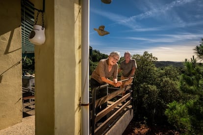 Isabel Liégeois y Bruno Liégeois llevan 27 años viviendo en Suelves. Suelen acudir en verano a su casa, en la que utilizan un depósito para acumular agua de lluvia. Les da igual no ver a gente en el día a día: son felices en la tranquilidad aragonesa y lo que más necesitan es una buena carretera.