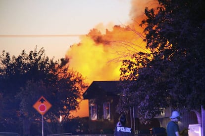 Una casa ardiendo en Ridgecrest, California, tras el terremoto del viernes noche.