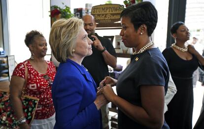 Hillary Clinton saluda a la alcaldesa de Washington, Muriel Bowser. 