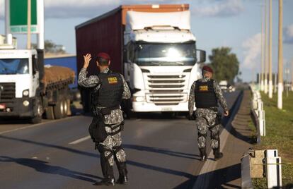 Soldados tentam desobstruir bloqueios de caminhoneiros.