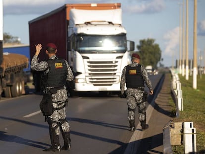 Soldados tentam desobstruir bloqueios de caminhoneiros.