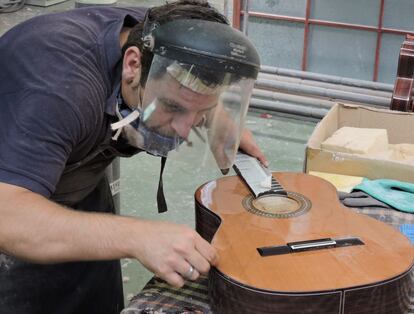 Las guitarras se barnizan para protegerlas de la humedad. Una vez que el barniz se ha secado, lo que tarda unas 24 horas, se quitan las motitas y se pule el instrumento. "Una guitarra tiene que ser bella como una mujer guapa, que suene bien y tenga personalidad", dice Manuel Rodríguez.