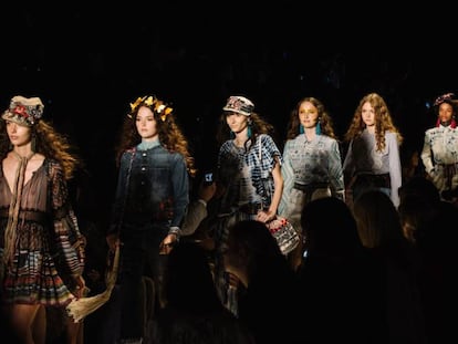 Modelos presentan creaciones de la marca española Desigual.