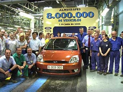 Trabajadores de Ford en Almussafes, ayer, junto al coche que hace el número ocho millones de los fabricados en la planta.