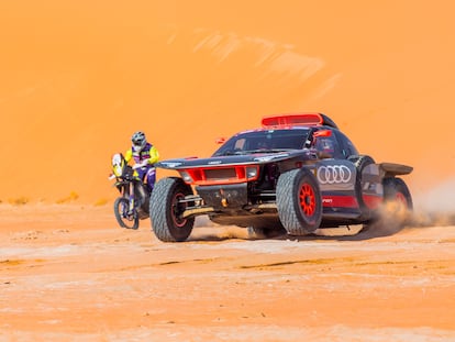 El Audi de Mattias Ekstrom, durante la etapa de este jueves en Shubaytah, Arabia Saudí.