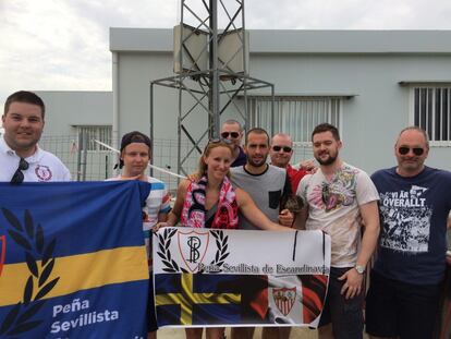 Malena Norman, en el centro de la imagen, sujeta una pancarta junto al exfutbolista del Sevilla FC Aleix Vidal y varios miembros de la peña sevillista de Escandinavia.