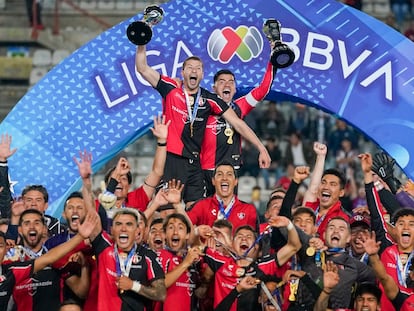 Los jugadores del Atlas celebran el bicampeonato de la Liga MX, este domingo en Pachuca.