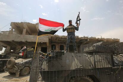 Fuerzas de iraqu&iacute;es celebran la recuperaci&oacute;n del control al ISIS de la ciudad vieja de Mosul.