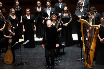 John Eliot Gardiner, en el centro, junto al Coro Monteverdi y la English Baroque Soloist, momentos antes de su concierto el martes en la Quincena Musical de San Sebastián. 