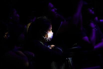 Una asistente al festival de música Vive Latino este sábado en México usa mascarilla.