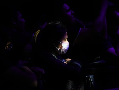 Una asistente al festival de música Vive Latino este sábado en México usa mascarilla.