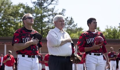 Newt Gingrich escucha el himno de EE UU antes del inicio de un partido de b&eacute;isbol ayer, en Carolina del Norte.