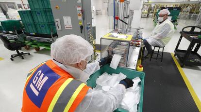 Trabajadores de General Motors trabajan producen mascarillas en Warren, Michigan (EE UU).