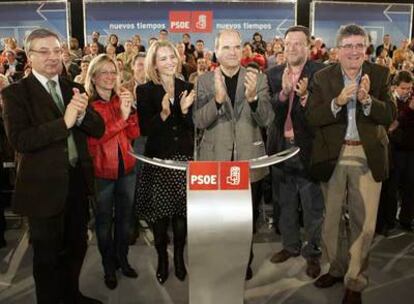 Blanco, Carmen Tovar, Manuela Parralo, Chaves, Monteseirín y Pizarro, ayer, en un acto del PSOE.