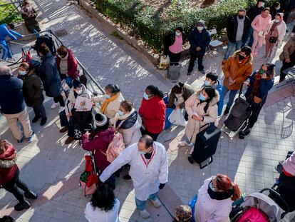 Varias personas hacen cola para recibir alimentos en la plaza de San Amaro, el pasado 7 de enero, en Madrid.