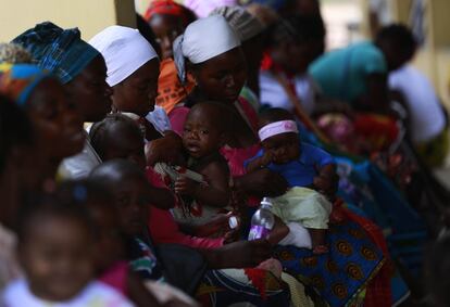 El único hospital de Magude, que más bien es un ambulatorio, ha registrado un tremendo descenso en las afecciones de malaria desde que se puso en marcha el plan de erradicación. Si en la primera semana de diciembre de 2014 registró 117 casos, en este, tras la primera fase de reparto de fármacos, en la misma semana de 2015, fueron solamente 15.