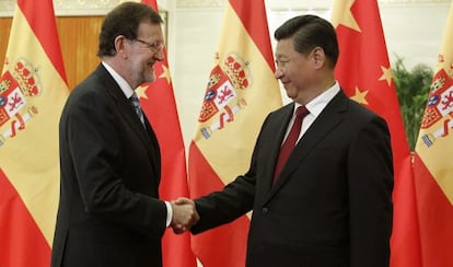 El presidente del Gobierno espa&ntilde;ol, Mariano Rajoy, saluda al presidente chino, Xi Jinping.