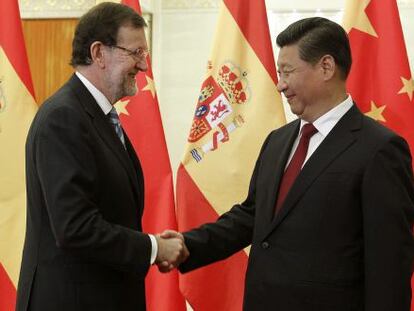 El presidente del Gobierno espa&ntilde;ol, Mariano Rajoy, saluda al presidente chino, Xi Jinping.