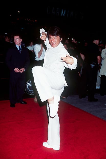 JACKIE CHAN.
El artista marcial por excelencia, que convirtió en obsesión las llaves de judo y karate en los ochenta, no tenía ni idea del idioma cuando en esa década empezó el sueño americano. "Nos llevaría horas hablar sobre mi proceso de aprendizaje del inglés", admitió en un evento en Pekín. En el momento más álgido de su carrera, llegó a contratar a cuatro maestros y dedicó nueve horas al día al estudio.