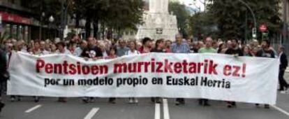 Un momento de la manifestación que los sindicatos ELA, LAB, ESK, STEE-EILAS, EHNE, HIRU, CNT y CGT y diversas organizaciones sociales han convocado hoy en Bilbao, en protesta por la reforma de las pensiones aprobada por el Gobierno.