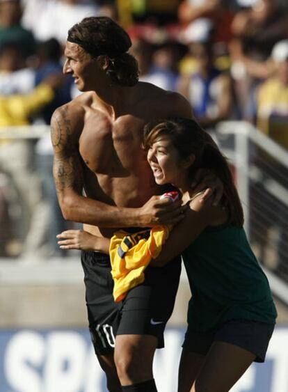 Una aficionada se abraza a Ibrahimovic.